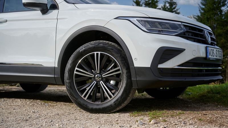 Detailaufnahme Rad inkl. Felge eines VW Tiguan 2