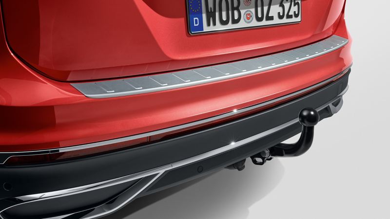 Trekhaak van VW-accessoires op een rode VW Tiguan Allspace