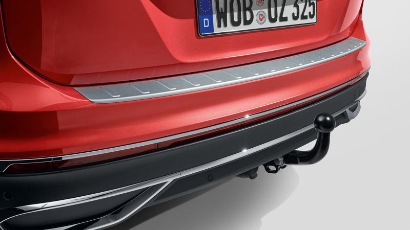 Dispositif d’attelage issu des Accessoires VW installé sur un VW Tiguan Allspace rouge