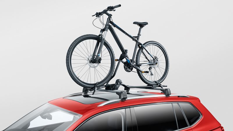 Fiets op de fietsendrager van VW-accessoires op een VW Tiguan Allspace