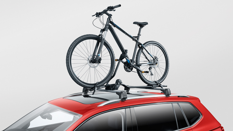 Vélo sur le porte-vélos des Accessoires VW sur un VW Tiguan Allspace