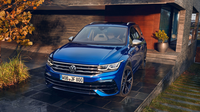 VW Tiguan R side view