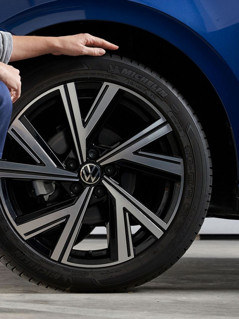 Dettaglio ruota anteriore di una vettura Volkswagen Blu