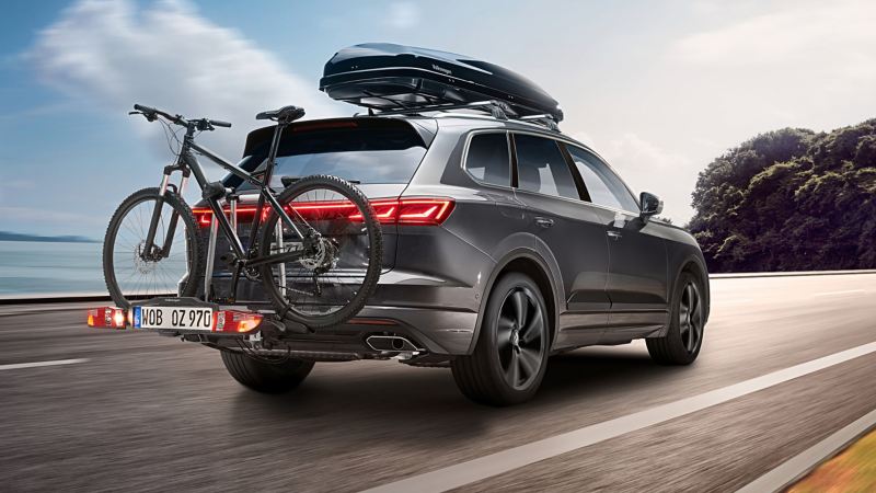 VW Touareg avec coffre de toit et porte-vélos des accessoires VW avec vélo