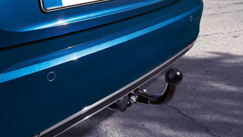 Eine VW Zubehör Anhängerkupplung an einem blauen VW Passat Modell