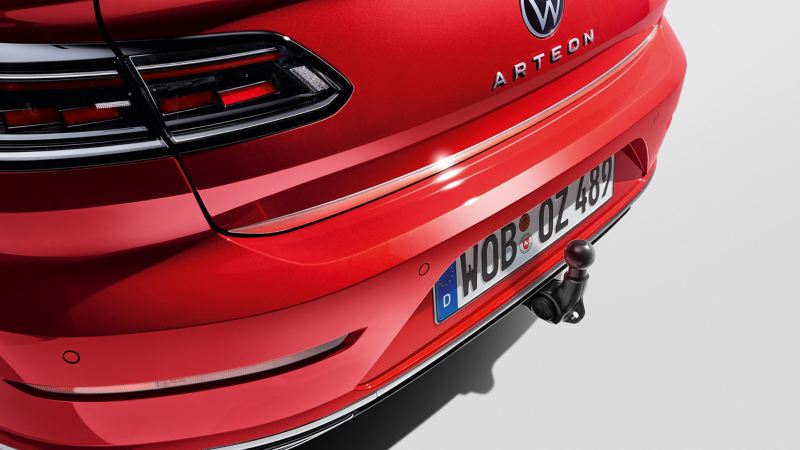 Eine Anhängerkupplung von VW Zubehör an einem roten Arteon Modell