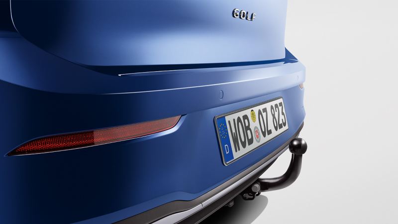 Een trekhaak van VW-accessoires op een blauwe VW Golf
