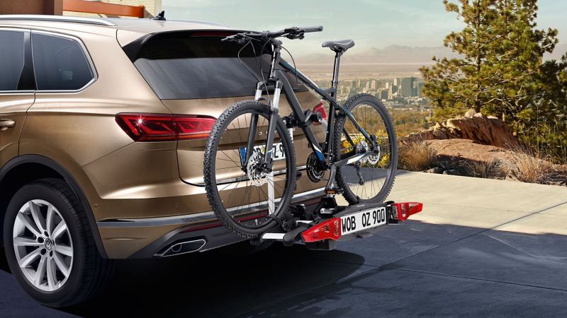 A VW Touareg with a bike on the bicycle carrier for the ball coupling from VW Accessories
