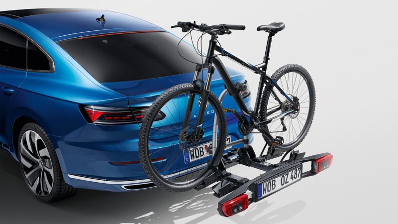Porte-vélos Basic sur boule d’attelage des Accessoires VW sur un modèle VW Arteon bleu
