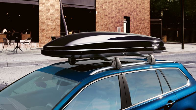Ein Passat Modell mit Querträgern mit Dachbox von VW Zubehör