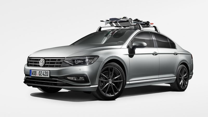 Dakrails met een ski- en snowboarddrager van VW-accessoires boven op een VW Passat