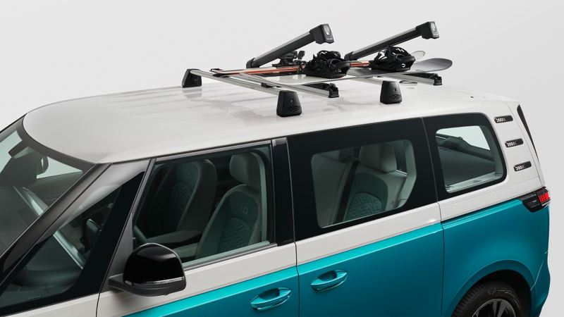 Der Ski- und Snowboardhalter von VW Zubehör auf dem Dach eines VW ID. Buzz