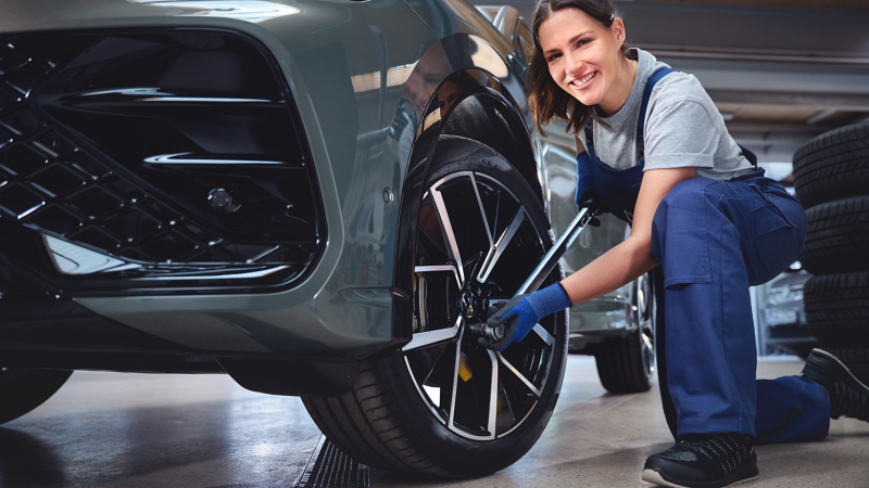 Bil på værksted for at få lavet bremsetjek med bremserens