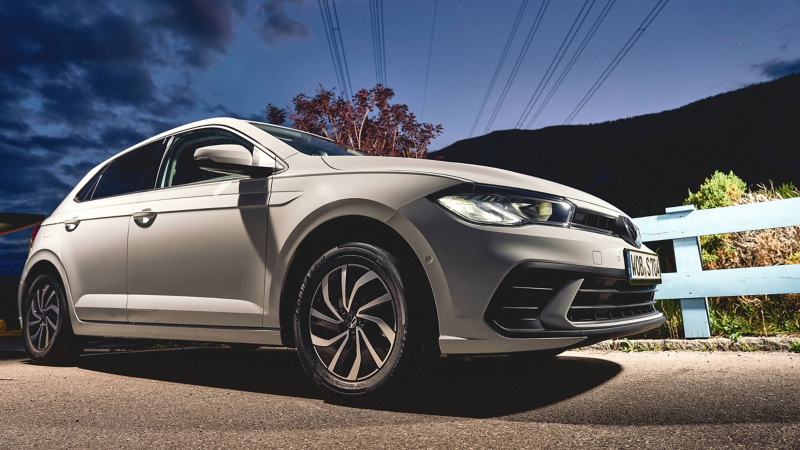 VW Golf auf einer Straße bei Nacht