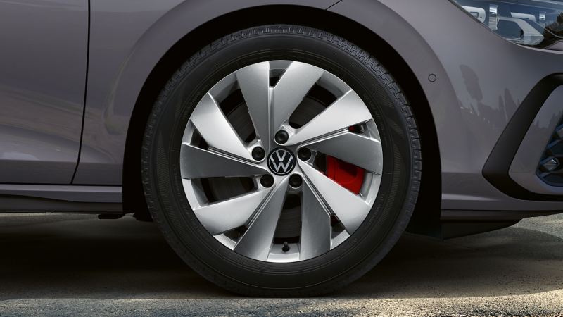Un primer plano de un neumático VW – Garantía de los neumáticos