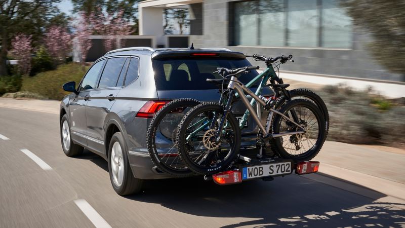 Ein VW Auto mit Zubehör Fahrradträger fährt auf der Straße