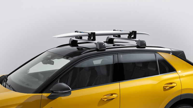 Ein gelber VW T-Roc mit Universalhaltern für Dachaufbauten