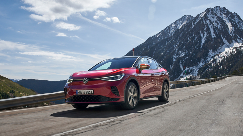 VW E-Auto fährt auf der Straße