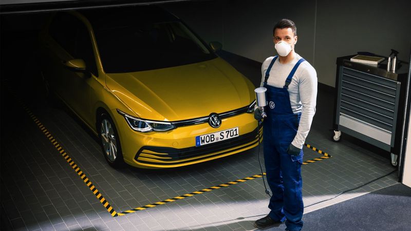 VW servisa darbinieks valkā mutes aizsegu – higiēnas pasākumi darbnīcā