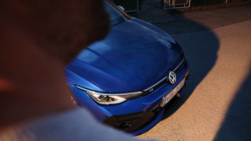 Seitlicher Blick auf Front eines VW Golf R Variant