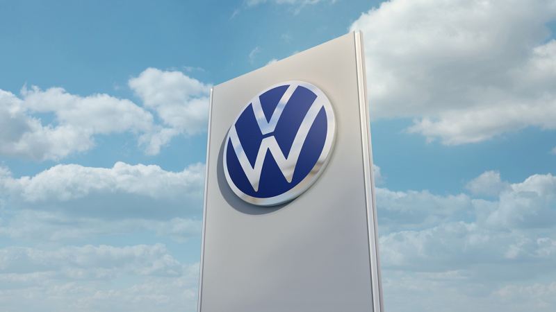 Volkswagen Service Pylon vor blauem Himmel