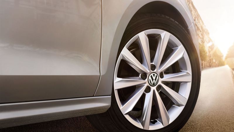 Detailed view of the wheel of a Jetta 6 with polished rims – Volkswagen Accessories