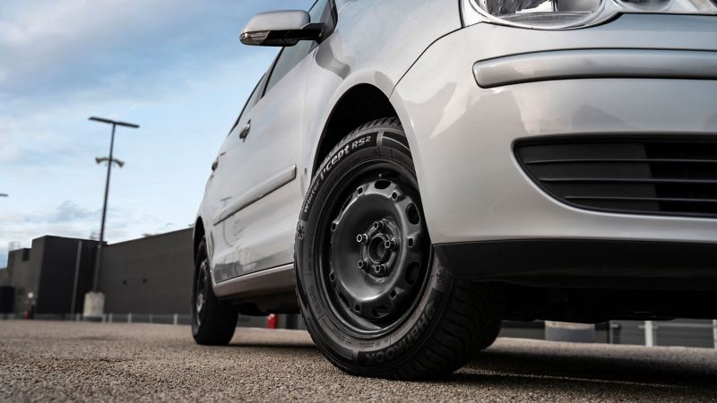 Detailed view of the wheel of a Polo 4 with polished rims – Volkswagen Accessories