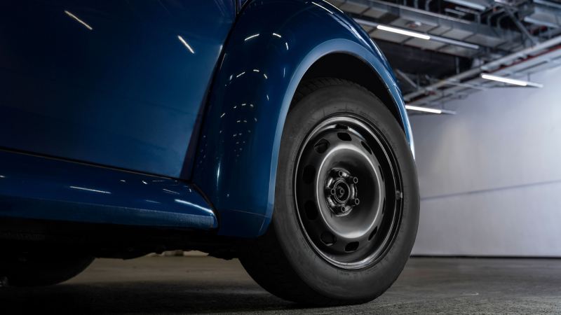 Detailed view of the wheel of a New Beetle with polished rims – Volkswagen Accessories