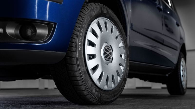 Vista detallada de la rueda de un Sharan 1 con llantas pulidas – Accesorios Volkswagen 
