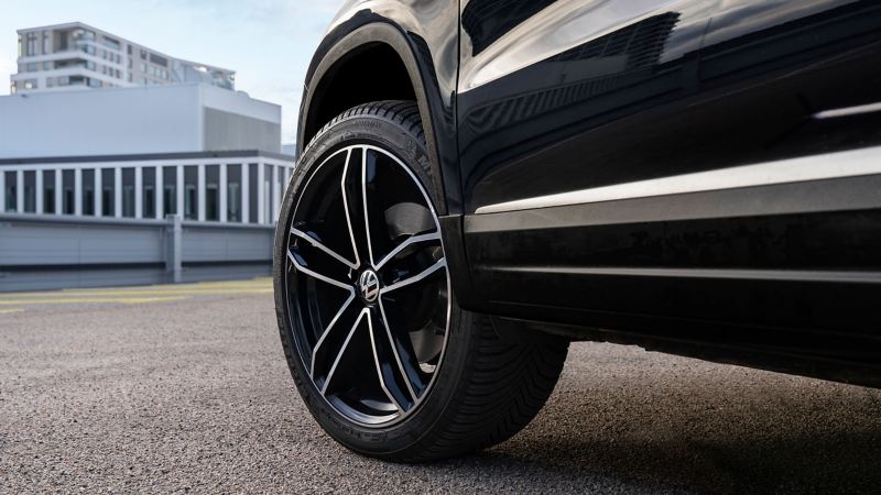 Detailed view of the wheel of a Tiguan 1 with polished rims – Volkswagen Accessories