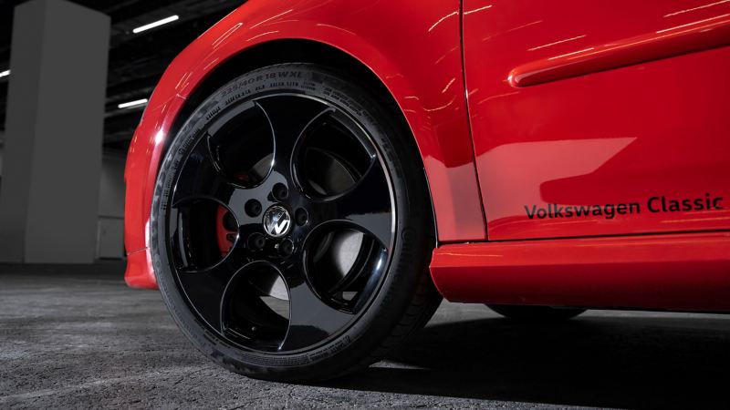 Detailed view of the wheel of a Golf 5 with polished rims – Volkswagen Accessories