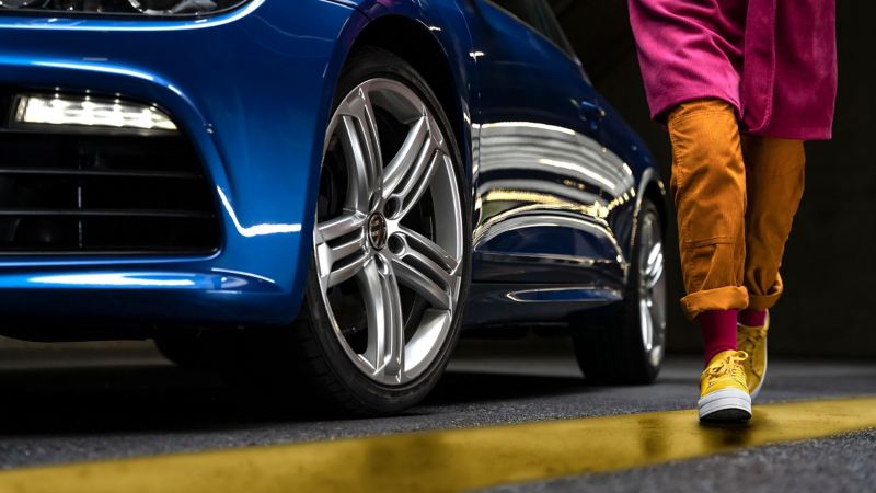 Detailed view of the wheel of a Scirocco 3 with polished rims – Volkswagen Accessories