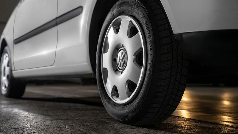 Vista detallada de la rueda de un Polo 4 con llantas pulidas – Accesorios Volkswagen 