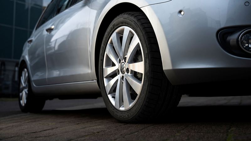 Detailed view of the wheel of a Golf 6 with polished rims – Volkswagen Accessories