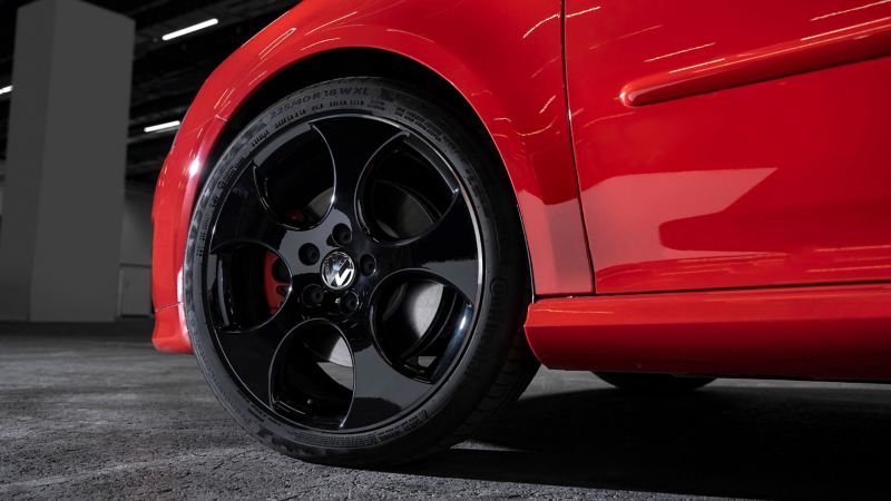 Detailed view of the wheel of a Golf 5 with polished rims – Volkswagen Accessories
