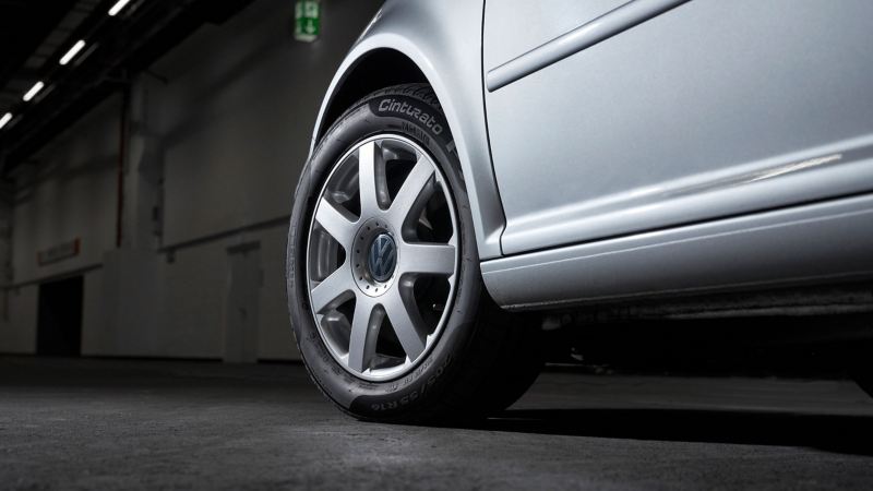 Detailed view of the wheel of a Golf 4 with polished rims – Volkswagen Accessories