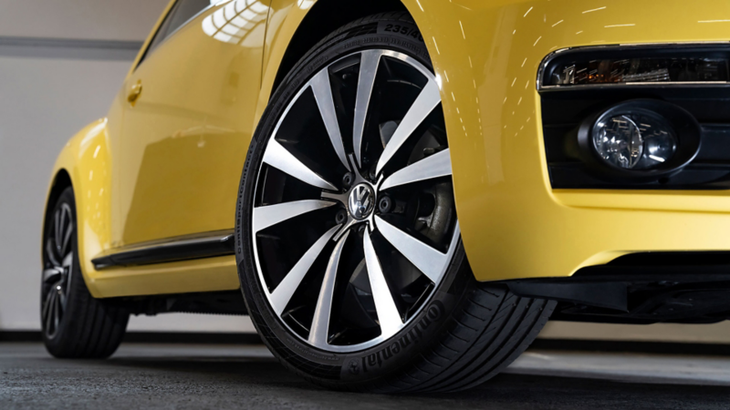 Detailed view of the "GSR" badge of a Beetle GSR from Volkswagen