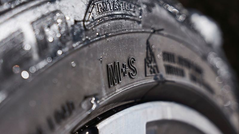 Un neumático de invierno de VW con la marca M+S y el símbolo alpino