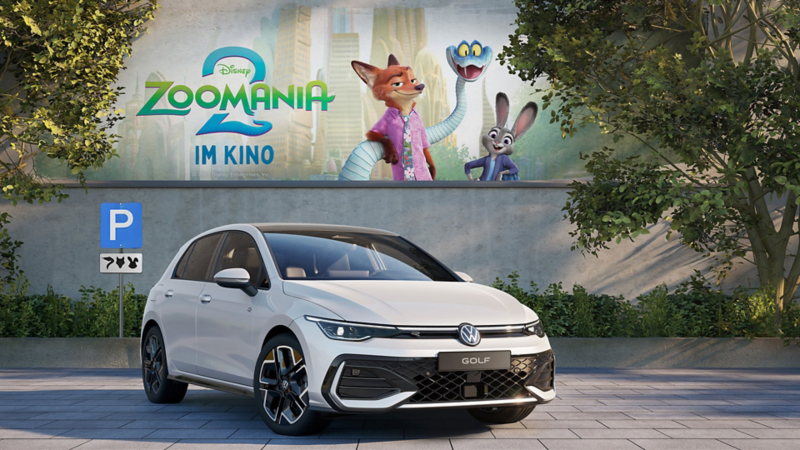 VW Golf vor Betonwand mit Werbung für den zweiten Teil des Zoomania Films
