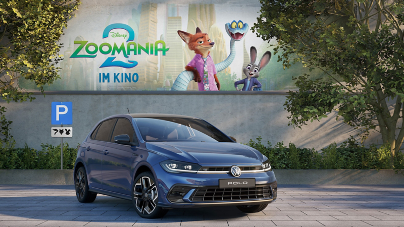 VW Polo vor Betonwand mit Werbung für den zweiten Teil des Zoomania Films