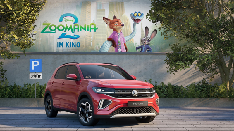 VW T-Cross vor Betonwand mit Werbung für den zweiten Teil des Zoomania Films