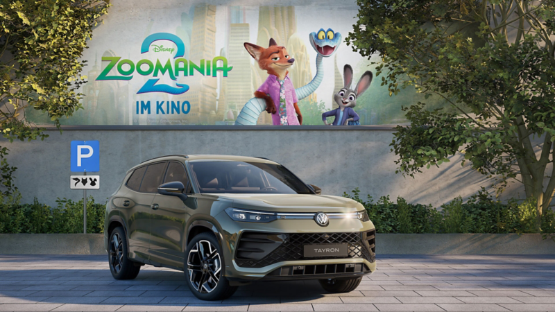 VW Tayron vor Betonwand mit Werbung für den zweiten Teil des Zoomania Films