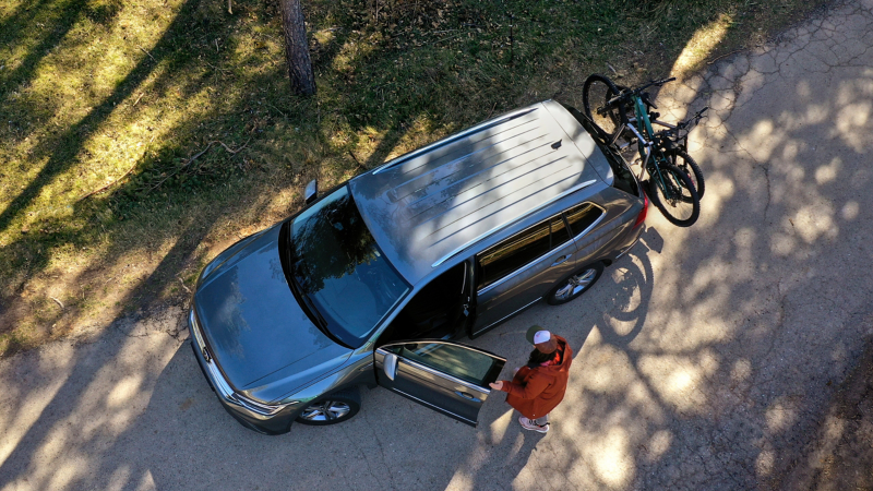 Ansicht von oben auf Mann und VW mit Zubehör Fahrradträger