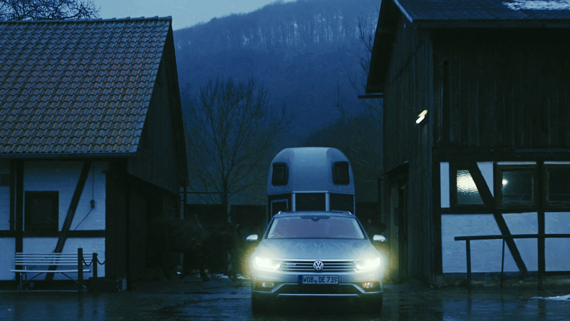 A VW Passat B6 pulls a horse trailer - Volkswagen older models