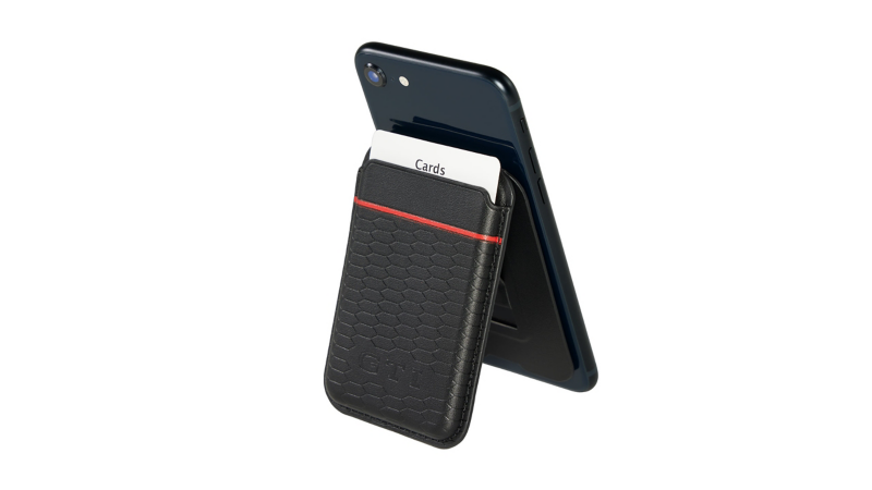 Smartphone lehnt an GTI-Kartenhalter mit einer Karte im Fach