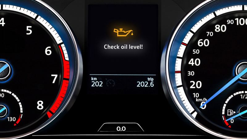 黄色のフォルクスワーゲン警告灯：エンジンオイルレベルが低すぎるか、エンジンオイルレベル関連の異常