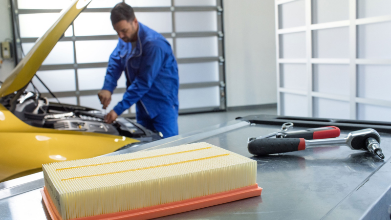 A customer and a VW service employee talk about her car – inspection and repair