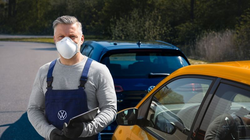 Addetto all'assistenza VW che indossa una mascherina.