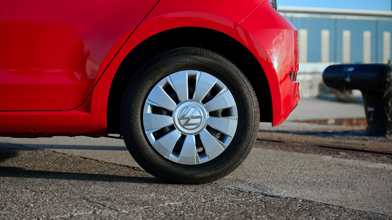 Close-up VW tyre with rim – Volkswagen Accessories