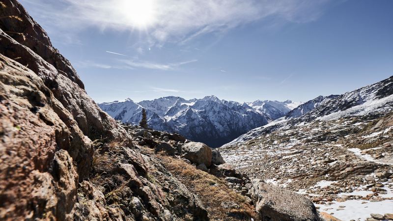 Un paisaje de montaña con nieve